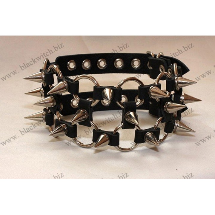 Leather collar studded and with rings